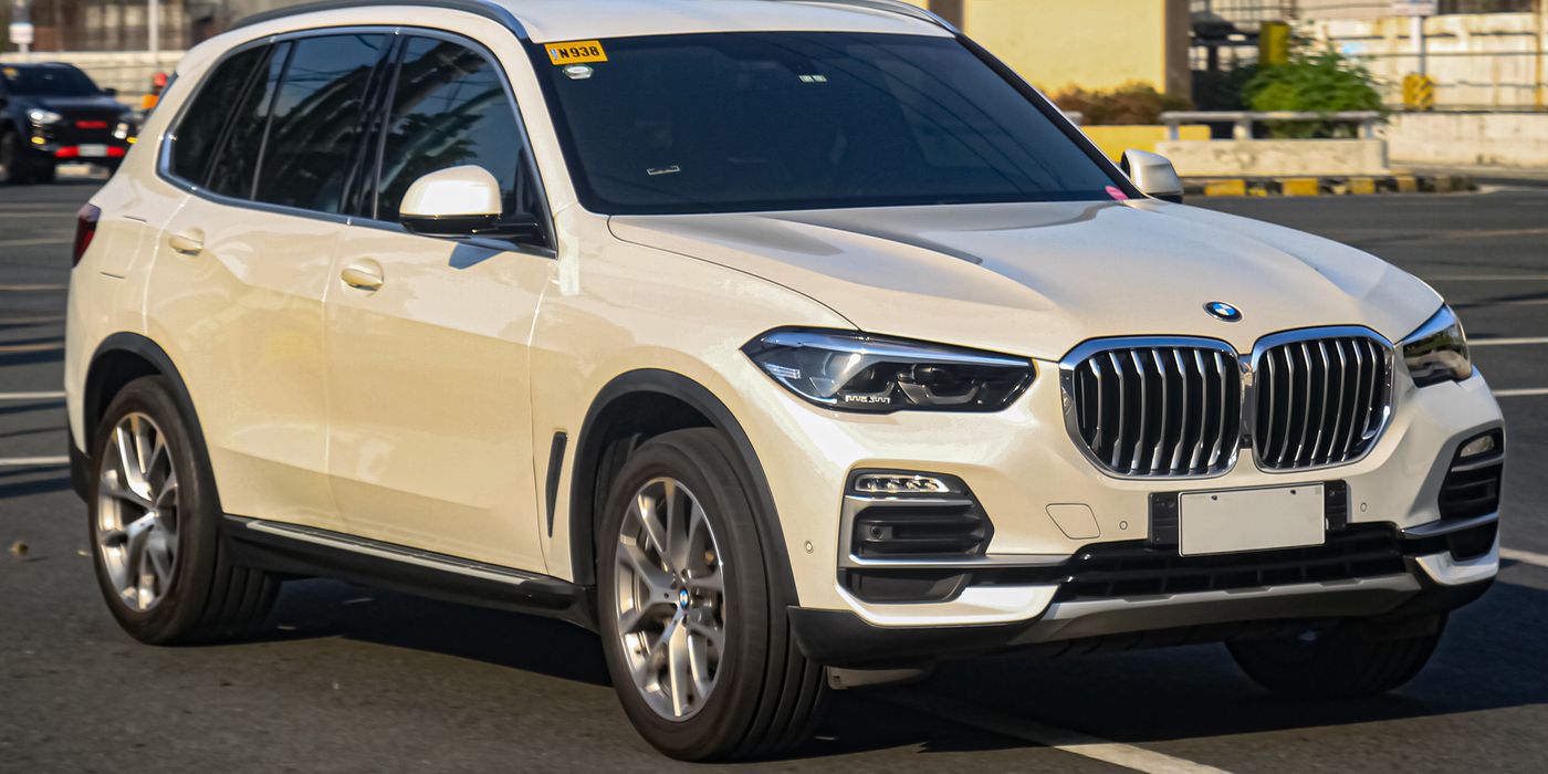 White BMW X5 G05 front three-quarter on a clean backdrop