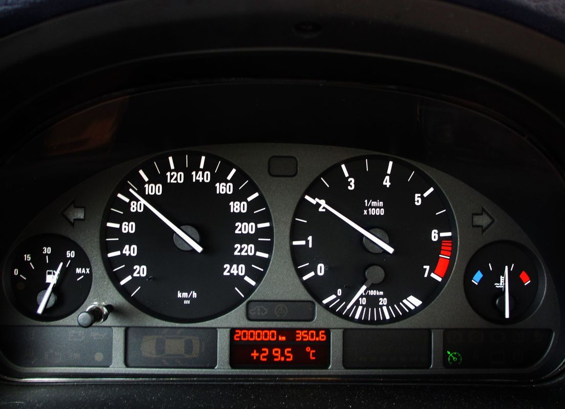 BMW E39 523i instrument cluster showing speedometer, tachometer, fuel level and engine coolant temperature gauge